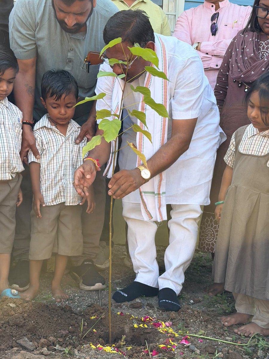 prabhunvasava's tweet photo. સેવા સંકલ્પ અભિયાન અંતર્ગત માંડવી નગરપાલિકા વોર્ડ નં. 4ની આંગણવાડીની મુલાકાત લઈ બાળકો સાથે સ્નેહસભર સંવાદ કર્યો, તેમને ગુલાબ અને ચોકલેટ અર્પણ કરી ખુશીની પળો માણી. સાથે જ સ્વચ્છતા અભિયાન અને વૃક્ષારોપણ દ્વારા સેવા અને સંસ્કારનો સુંદર સંદેશ આપ્યો
#SevaSetuAbhiyan
#mpbardoli
#bjp https://t.co/HO56IxIFrH