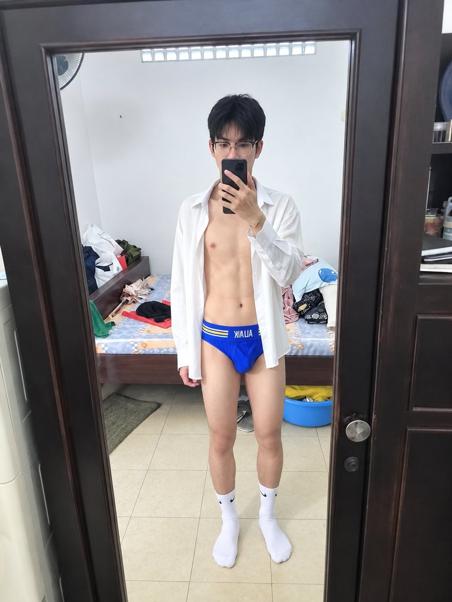 BoyBotSlave's tweet photo. Vậy chứ vẫn thích sịp tam giác hơn là boxer, chắc tại nhìn nó dâm hơn 😝

Đi học về cái là quần vứt sang một bên, áo sơ mi thì bung nút luôn gòi sẵn tay chụp vài tấm để gạ chịch mấy anh top

Muốn có ai đó nhét kặc vào lỗ đít của bé nhấp ghê á 🍑 https://t.co/6u1j4oiFYA
