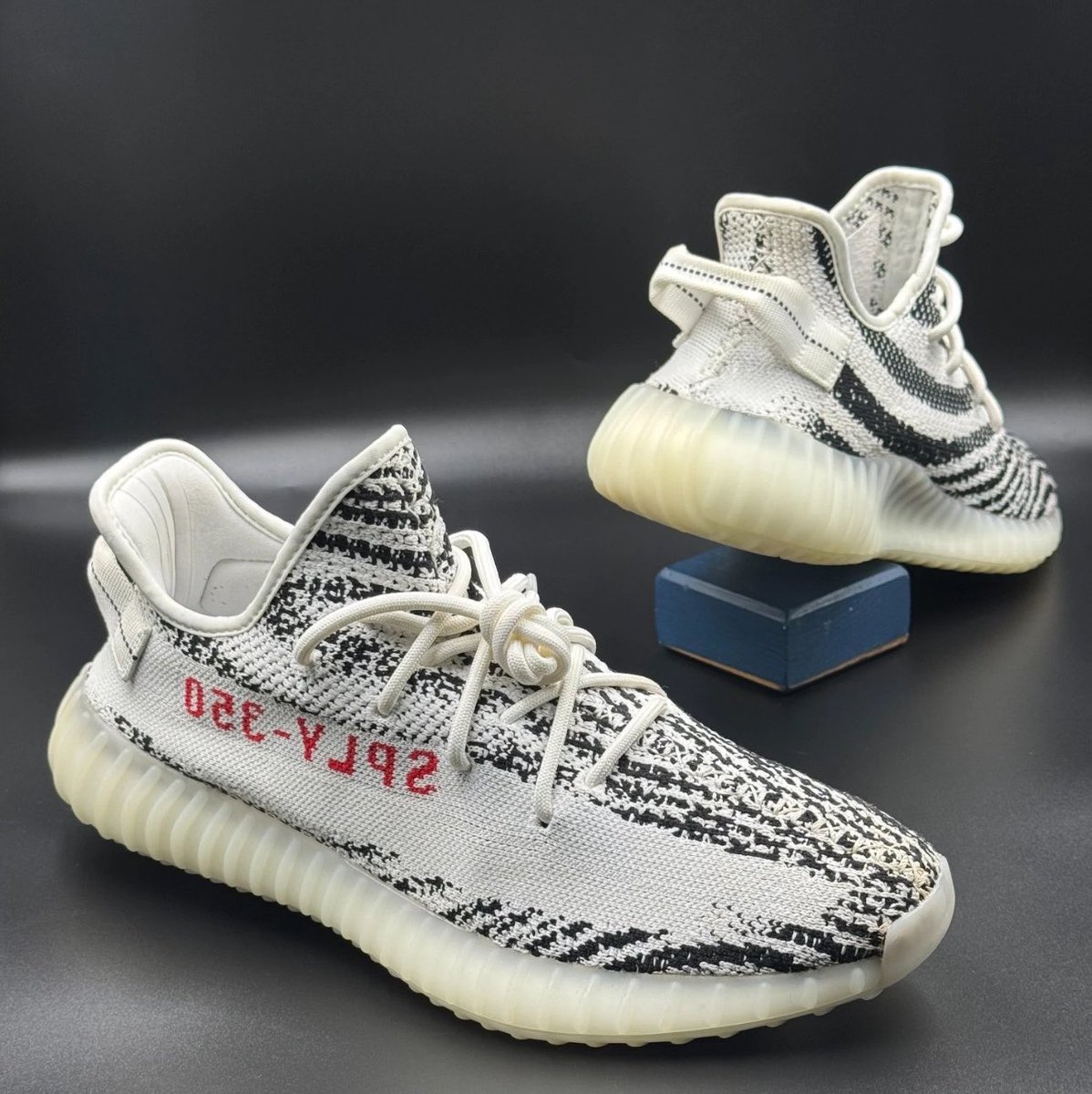 SSBrandon's tweet photo. This is what beating a final boss looks like🤩 

9 yrs &amp; YZY Zebra 350 V2 Chase is OVER

6 buys/6 authentication fails

Met a seller who accepted a $200 offer
Tracking # &amp; sent to authentication earlier
*️⃣No box
*️⃣only Worn in house

This is what “love of the game”, looks like 🤩 https://t.co/w0ZSekLHzf