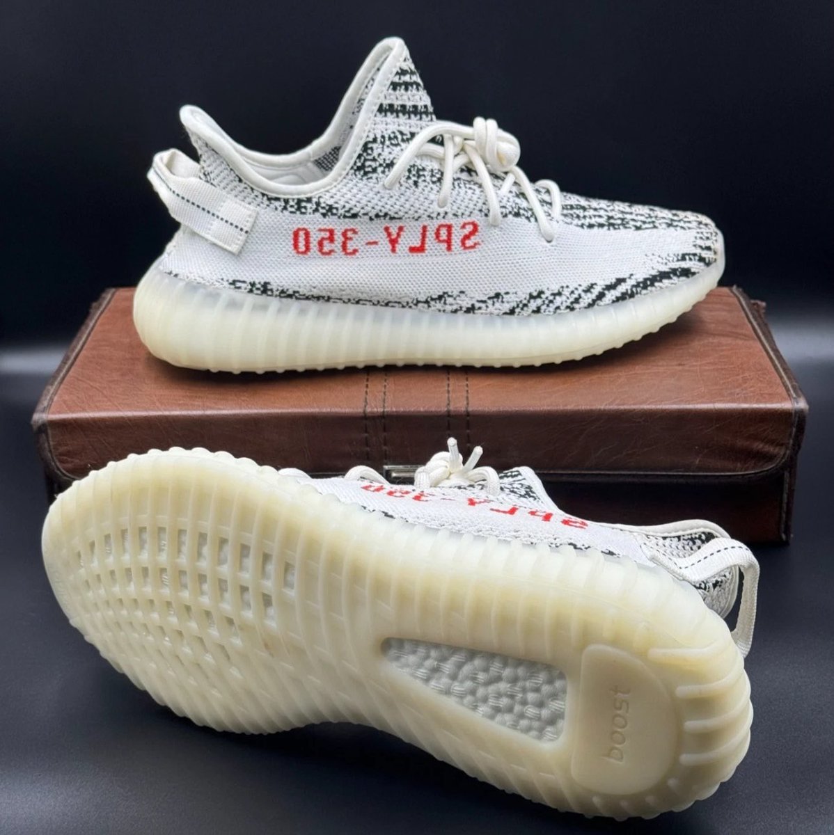 SSBrandon's tweet photo. This is what beating a final boss looks like🤩 

9 yrs &amp; YZY Zebra 350 V2 Chase is OVER

6 buys/6 authentication fails

Met a seller who accepted a $200 offer
Tracking # &amp; sent to authentication earlier
*️⃣No box
*️⃣only Worn in house

This is what “love of the game”, looks like 🤩 https://t.co/w0ZSekLHzf