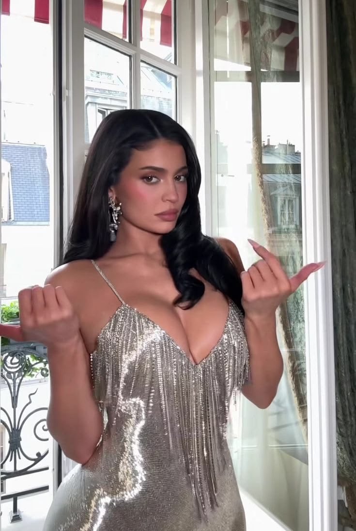 thatgirlianthe's tweet photo. If you’re Timothée Chalamet who would you choose as your wife. Sydney Sweeney or Kylie Jenner? Be honest https://t.co/UYEDxWtPSR