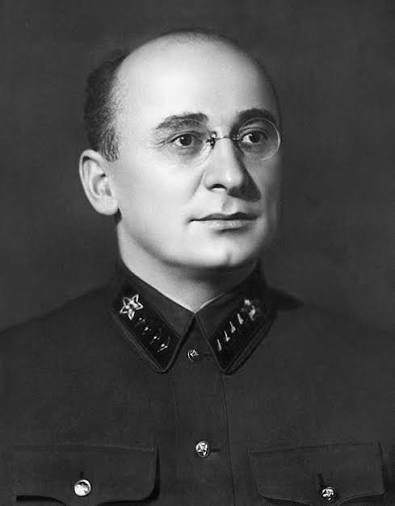 AugusteBardamu's tweet photo. Patron du NKVD et bras droit de Staline, Lavrenti Beria n'utilisait pas seulement sa police pour traquer les dissidents : il se servait des limousines du Parti pour rabattre des jeunes femmes et des mineures, les violer à la chaîne, et les enterrer dans son jardin.

L'architecte de la Grande Terreur avait une devise personnelle glaçante : "Montrez-moi l'homme, et je vous trouverai le crime".

Mais derrière le bureaucrate sanguinaire se cachait un prédateur sexuel en série et un véritable psychopathe, qui avait transformé les rues de Moscou en terrain de chasse personnel.

La méthode était d'une froideur industrielle. Le ministre parcourait la capitale à l'arrière de sa luxueuse Packard blindée.

Lorsqu'il repérait sa proie, parfois de jeunes filles encore mineures à la sortie de l'école, il la désignait du doigt à ses hommes.

Ses gardes du corps arrêtaient le véhicule, interpellaient la cible sous un prétexte officiel, et l'embarquaient de force vers la résidence ultra-sécurisée du chef de la police.

En 1953, à la mort de Staline, les cadres du Parti paniquent à l'idée que Beria prenne le pouvoir absolu. Ils organisent un coup de force pour l'éliminer.

C'est lors de son procès, joué d'avance, que la vérité éclate. Pour asseoir sa chute, ses rivaux forcent ses anciens sbires à déballer ses crimes à la barre.

Le chef de sa garde rapprochée, Rafael Sarkisov, témoignera de cette mécanique implacable :

"Il m'ordonnait de les suivre, de prendre leur adresse, et de les amener chez lui par la ruse ou par la force."

Sarkisov livrera d'ailleurs aux juges ses propres carnets : des listes manuscrites recensant plus de 300 victimes rabattues pour son patron, parmi lesquelles figuraient de nombreuses mineures.

Après les viols, Beria imposait une signature macabre. Il ordonnait qu'on offre un bouquet de fleurs à la victime.

Le message était limpide. Celles qui acceptaient le bouquet en silence achetaient leur survie. Celles qui le refusaient étaient immédiatement broyées par la machine d'État.

L'actrice soviétique Tatiana Okounevskaïa, l'une de ses rares victimes survivantes, racontera le cynisme de son bourreau :

"Il m'a violée, puis m'a dit calmement que si je ne me taisais pas, on ne me reverrait plus."

Elle fut d'ailleurs déportée au Goulag peu après.

Mais le sadisme du ministre n'allait pas seulement jusqu'à la déportation. Beria était un serial killer.

La preuve absolue de sa psychopathie est remontée à la surface des décennies plus tard.

Dans les années 1990 et 2000, lors de travaux de rénovation dans son ancienne résidence (devenue l'ambassade de Tunisie à Moscou), les ouvriers ont fait une découverte effroyable.

Des ossements humains étaient enterrés à même le jardin de la propriété.

Les restes dissimulés de jeunes femmes et d'adolescentes. Celles qui n'avaient probablement pas accepté les fleurs.

Certains nostalgiques continuent de vanter la rigueur implacable de l'ordre stalinien face à la décadence du monde libre.

Ils oublient que le gardien suprême de cette morale publique, finalement exécuté d'une balle dans la tête par ses propres camarades, n'était qu'un serial killer en uniforme utilisant l'utopie communiste pour transformer sa propre résidence en charnier.