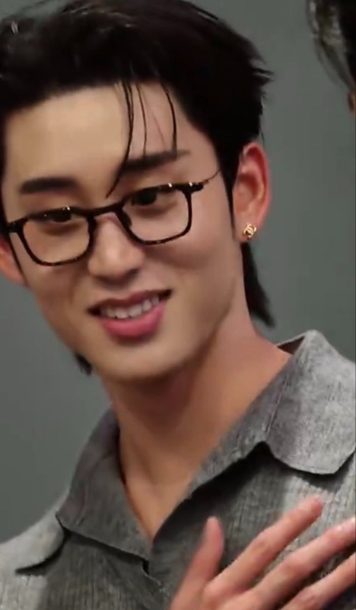 moleyluvsWilEst's tweet photo. Est was wearing his Chanel earrings today; he looks so pretty 😻

#GMMTVFANIVAL2026HappyFamilyxWE https://t.co/UkBF3ErkJI