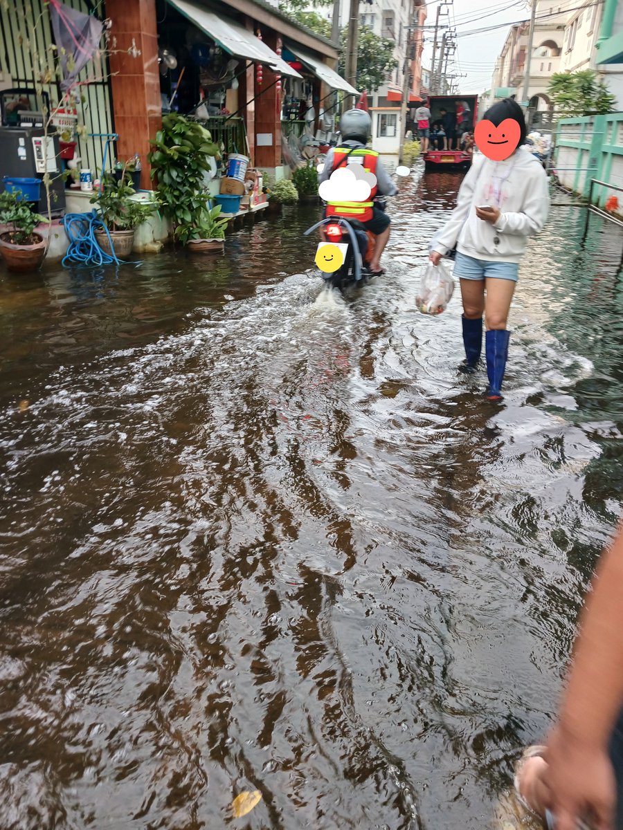 P_PIn95's tweet photo. ปรบมือให้กับความครีเอทของคนไทยมากๆ ถึงไม่มีใครช่วย เราก็ต้องช่วยตัวเอง ต้องพึ่งตัวเองกันจริงๆ👏💗

#น้ำท่วม https://t.co/nMuSWn3B5G