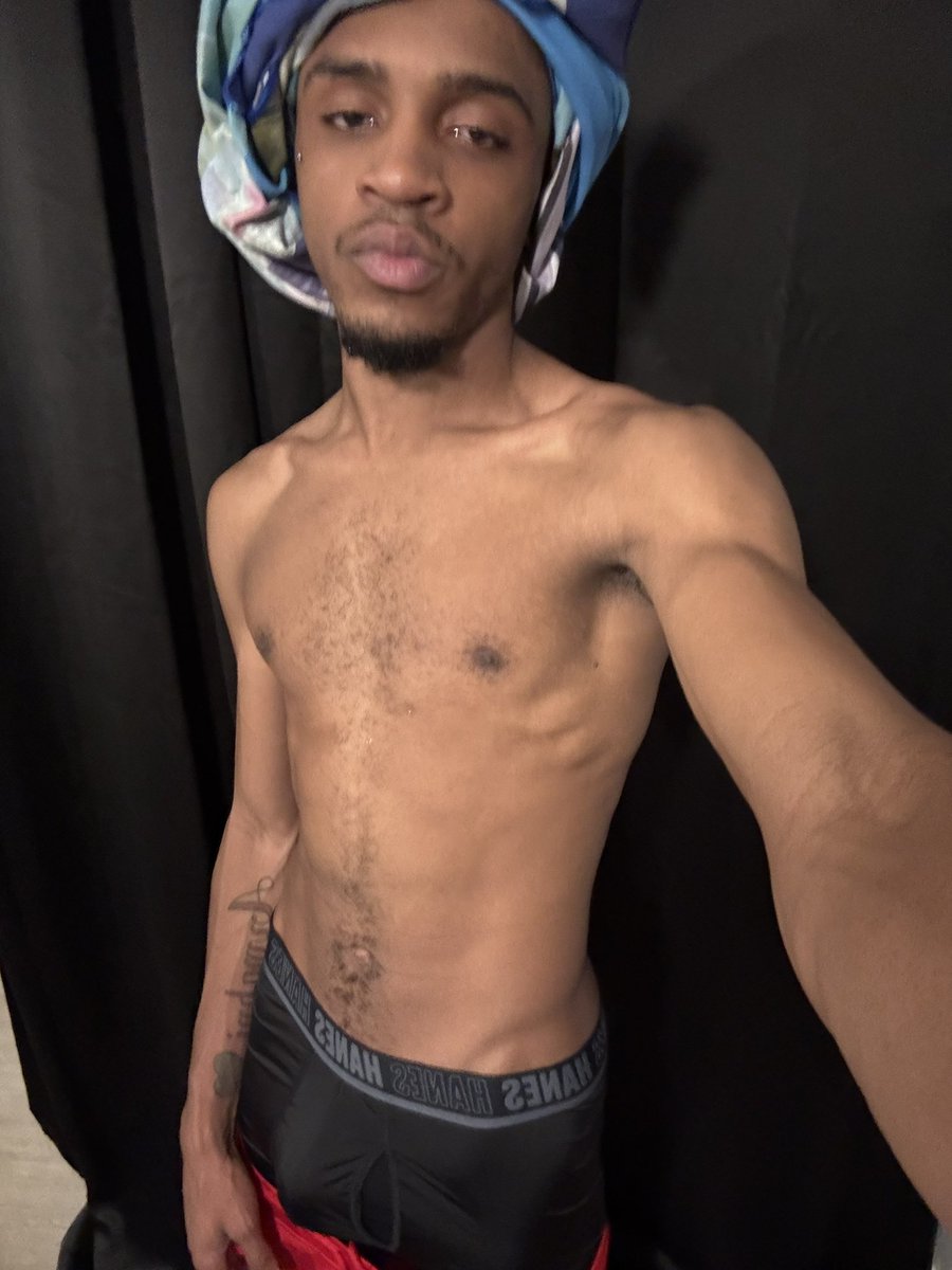 OHYOUPACKIN_'s tweet photo. Can i get some girl friends to talk to 🥸 https://t.co/zVNfmlziVn
