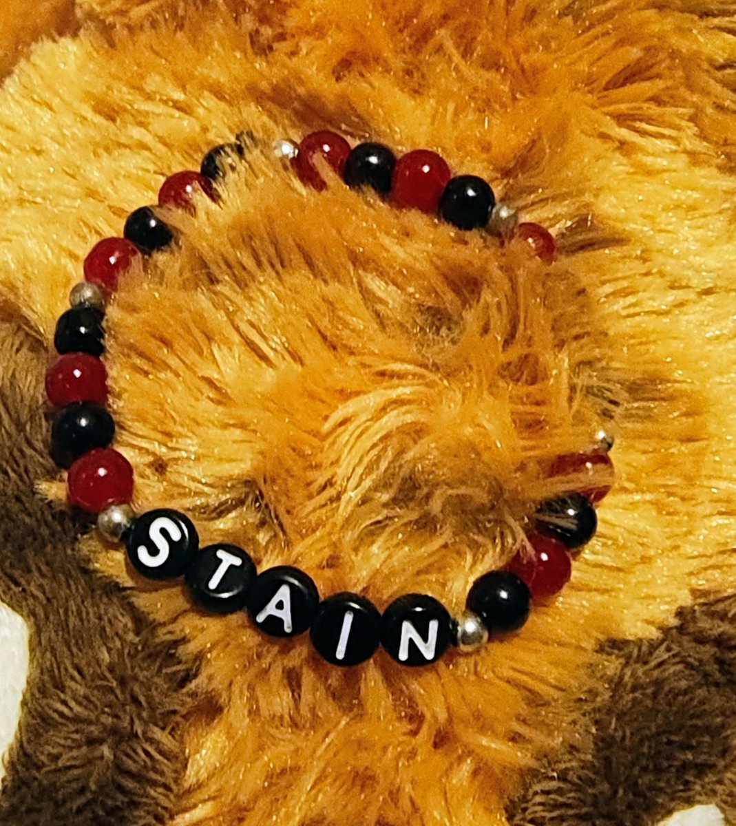 KruisCreations's tweet photo. Bracelet inspired by the Hero Killer: Stain from My Hero Academia! 🖤❤️🩸

Made with 6mm 'glass' beads, silver spacers, and letter beads!

#bracelet #handmadejewelry #handmade #beadedbracelets #beadedjewelry #myheroacademia #MHA #Stain #herokillerstain #HeroKiller #Bnha https://t.co/yIS9ve6mHI