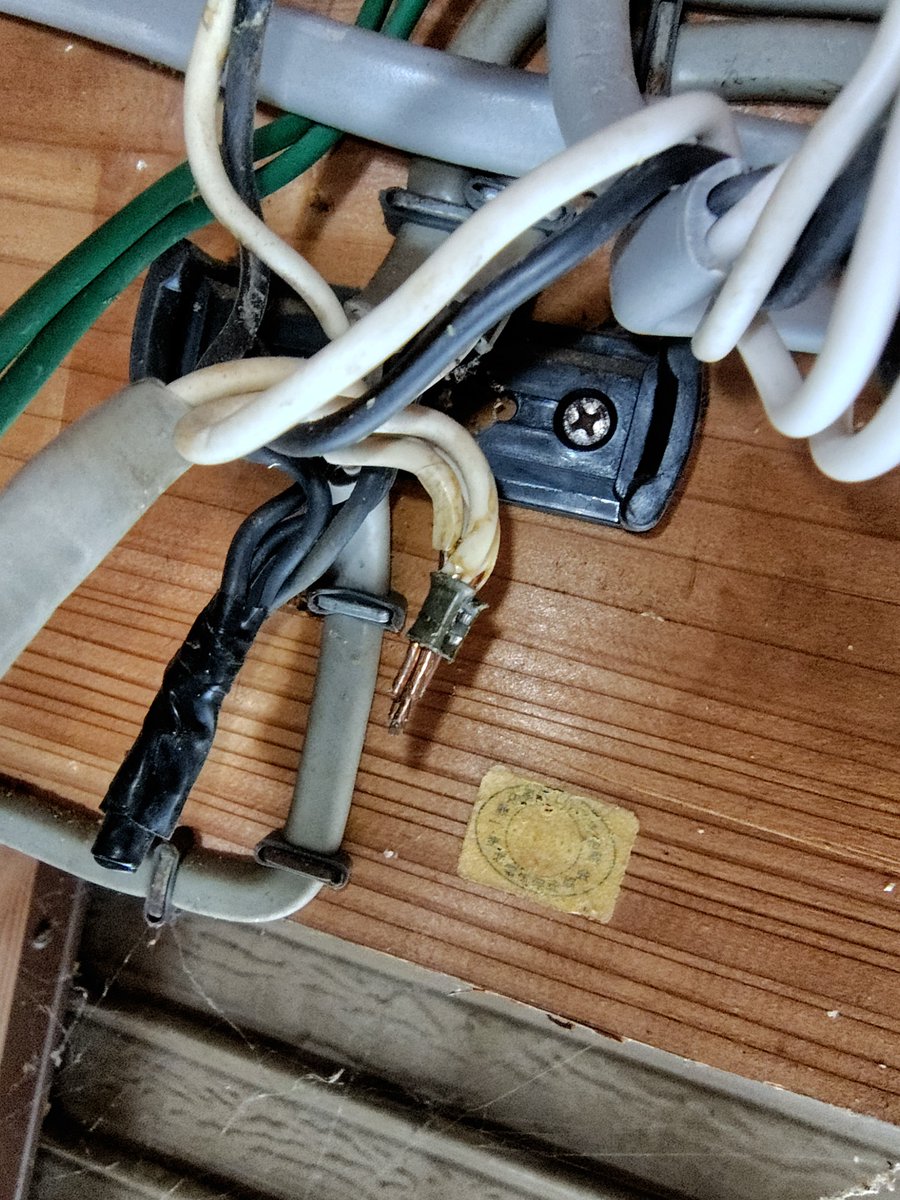 garage_92's tweet photo. 実家戻って20Vしかない電線を撤去…
さすが法施工前の工事、欠陥だらけだぜ https://t.co/xeqxGkpeFg