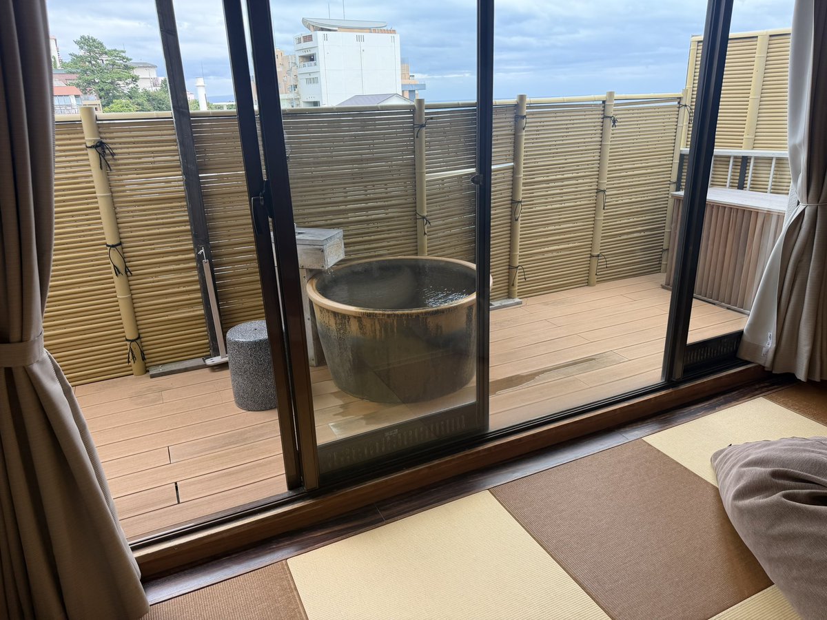 marikatomiyuki's tweet photo. 宿にチェックイン。

景色はイマイチですが、お祭りの日に露天風呂付きの部屋取れたのは嬉しい☺️ https://t.co/uT6AEy4KWc