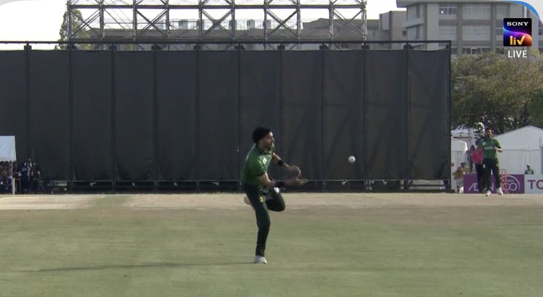 TheKhelIndia's tweet photo. Pakistan dropping easy catches! 🙂

- Nothing has changed in cricket! 🫣 https://t.co/5Tt5k0ZpDg