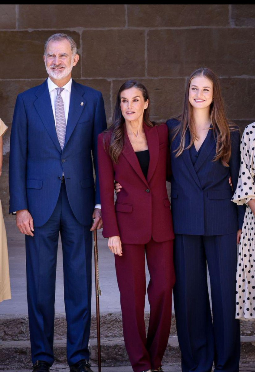 Leonor21331's tweet photo. Family first 🥇❤️🇪🇸💋 https://t.co/JC1DUnL4Vs