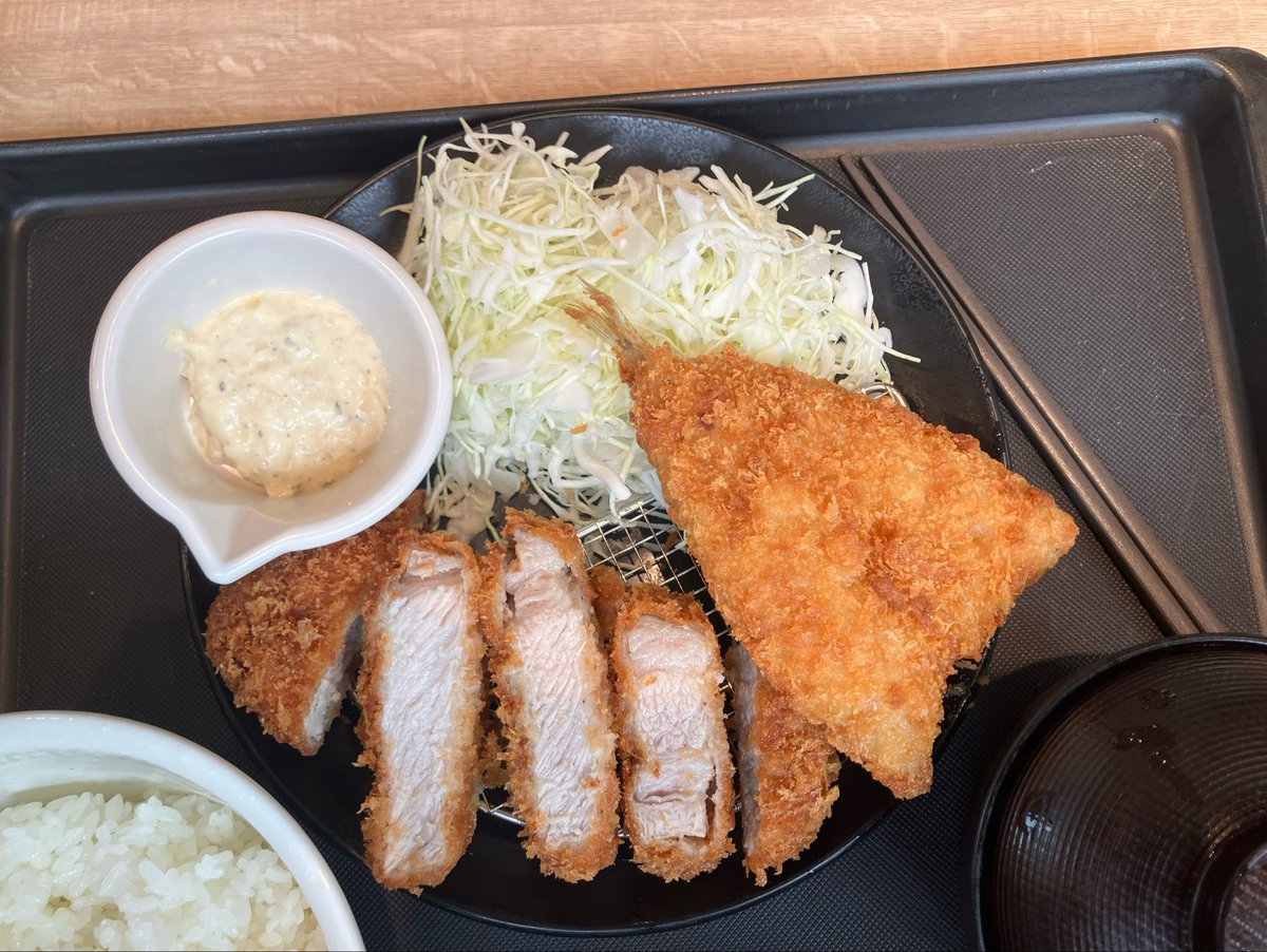 yaruok's tweet photo. 松のや。超厚切りリブロースカツ&amp;アジフライ。思ったより貧相に見えたが食ってみれば1センチ越えの厚みのド迫力。アジフライもまずまず。このくらいやってもらわんと困る。1190円と名店のランチとどっこいの価格だが、名店ランチが進学校の下の方だとすれば偏差値52の高校のトップくらい実力はあるね。 https://t.co/G5gz9qWJaa