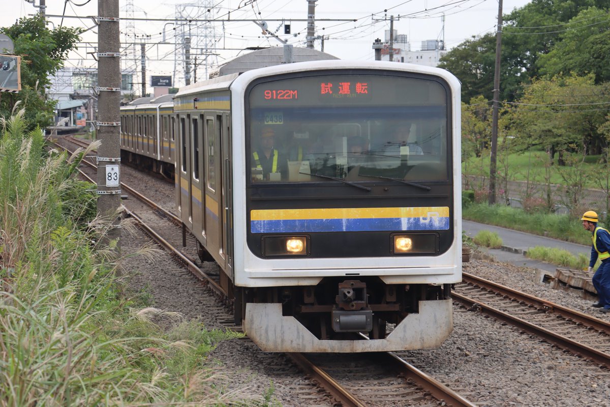 Tc103_883's tweet photo. 長浦駅の折返し設備を見てきました。
某所構内からの旧113号転てつ器は分岐器のみ上り線へ、旧114号転てつ器は下り線へ敷設されました。
S型ポイントリバーが注油不足なのか渋い動き（固すぎてゲレンクが役立ってない）だし、鎖錠金具を毎回取付けているのでこれはかなり大変そう… https://t.co/TxcsalkTrz