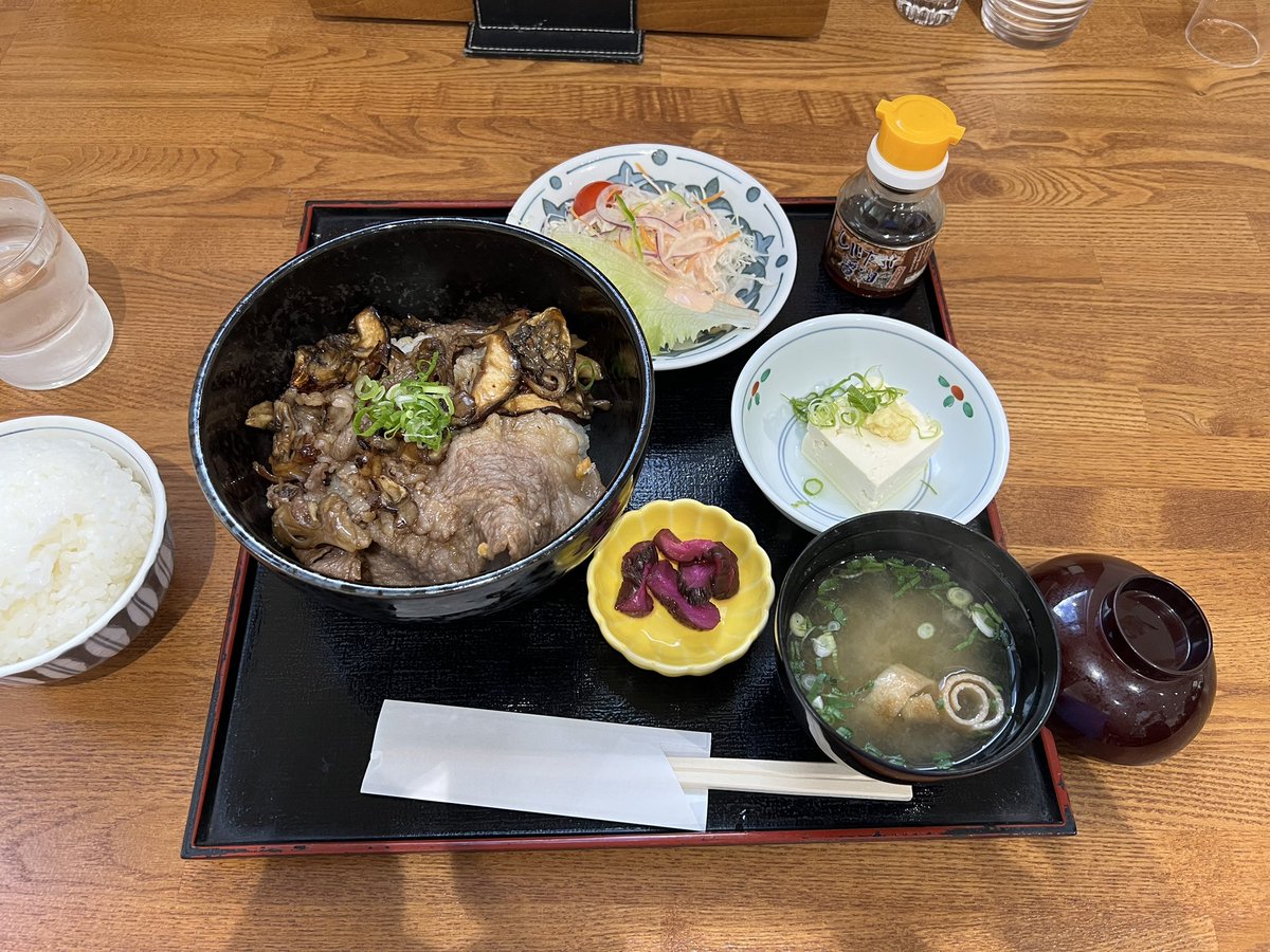 QKmahu's tweet photo. 仁多米食堂 さん

奥出雲ポークと奥出雲きのこセイロ蒸し定食
牛肉舞茸丼

です。
ご飯おかわり堪能しました🍚🙏 https://t.co/StptOAfHAC