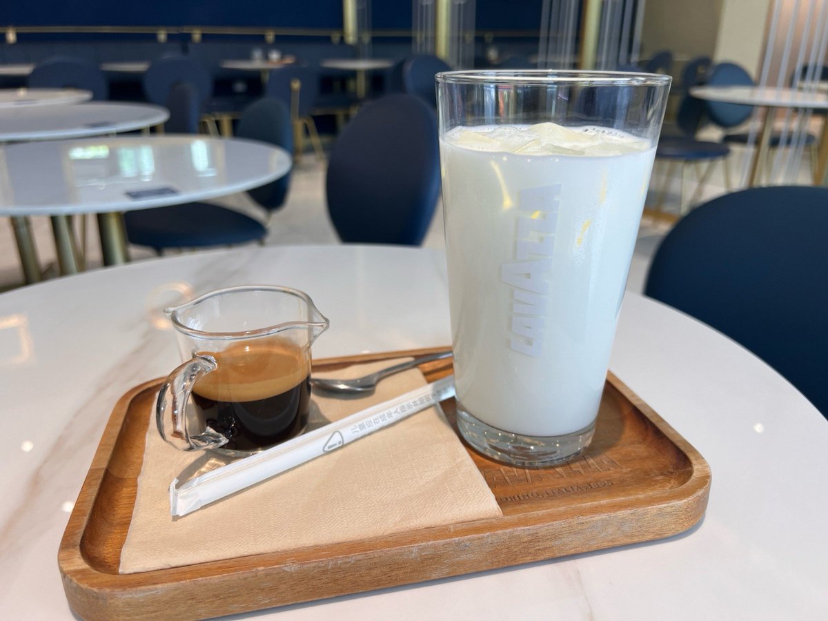 SyreetaAlbelo's tweet photo. Cómo hacer un café con leche espumoso en 3 pasos sencillos: calienta la leche, bate hasta obtener espuma y mezcla con café expreso. Delicioso y rápido! https://t.co/GEhYEuHGUY