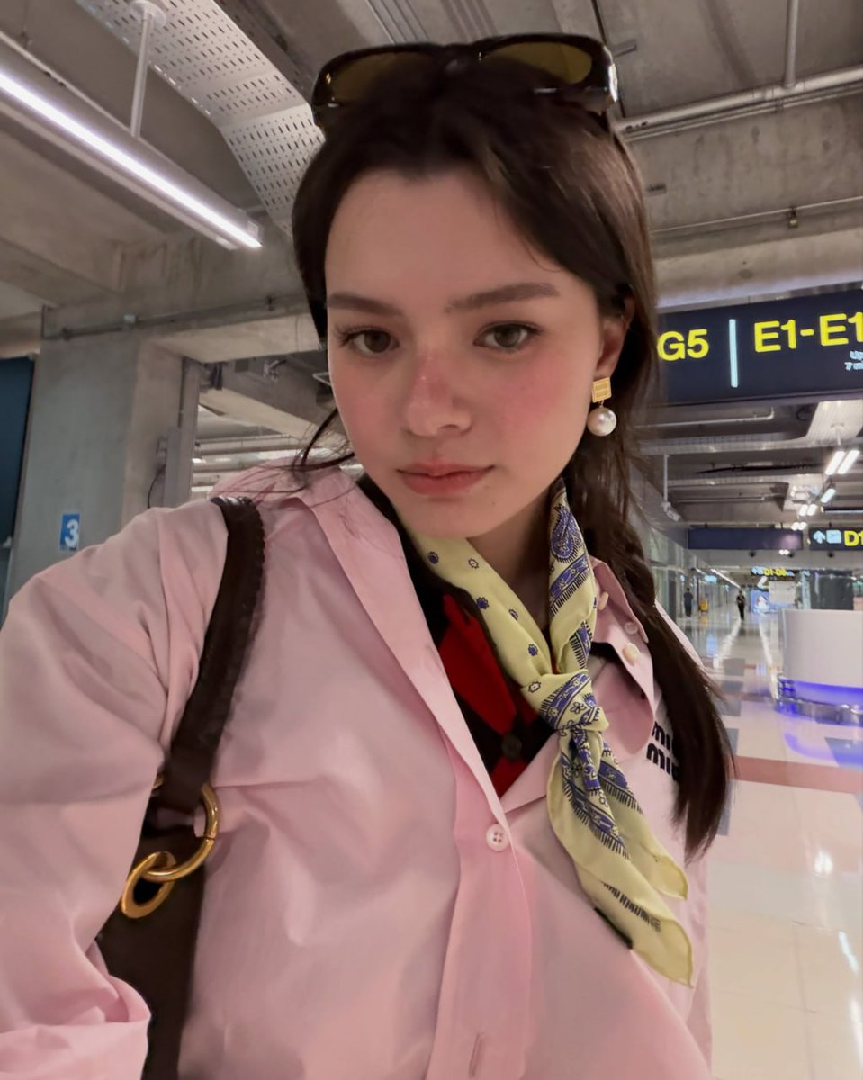 beckyfanclub05's tweet photo. พรุ่งนี้ก็จะถึงงาน Miu Miu Spring/Summer 2027 Fashion Show แล้ววว~ ทุกคนตื่นเต้นกันมั้ยคะ และแอดได้ข่าวว่า.....👀

@MIUMIUofficial @AngelssBecky

REBECCA FLY TO PFW MIU MIU
#MiuMiuPFWxBecky #MiuMiuSS27 
#beckysangels #BeckyArmstrong 
#MiuMiu #ParisFashiomWeek https://t.co/GsfJCsGvaJ