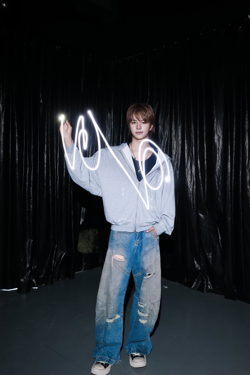 LEV_Official_'s tweet photo. Painting with light. ✨

#LEV #レビ
#WANGZIHAO #王子浩 #ズハオ https://t.co/mDzE9HzAyS