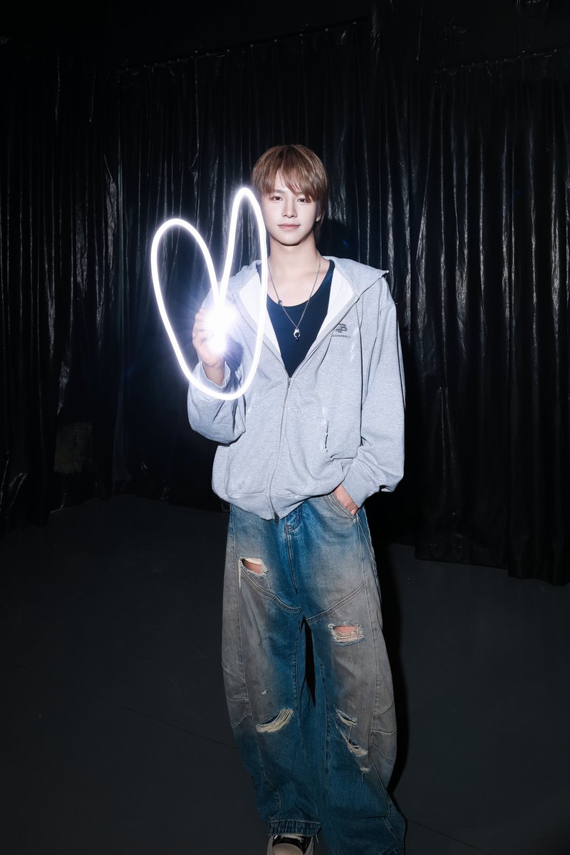 LEV_Official_'s tweet photo. Painting with light. ✨

#LEV #レビ
#WANGZIHAO #王子浩 #ズハオ https://t.co/mDzE9HzAyS
