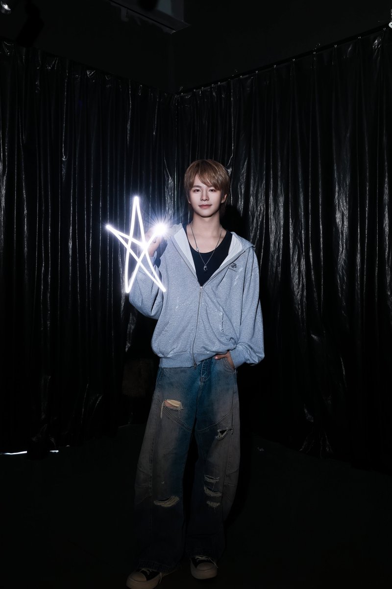 LEV_Official_'s tweet photo. Painting with light. ✨

#LEV #レビ
#WANGZIHAO #王子浩 #ズハオ https://t.co/mDzE9HzAyS