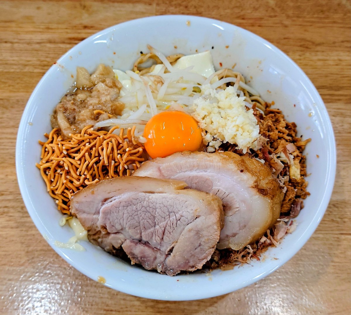 marbow1109's tweet photo. ✨ラーメンえびす＠栃木県小山市✨

辛いまぜそば(300g・豚2枚)
ニンニク　アブラ　カラメ　マヨネーズ

ひと口目からガツンとくる辛さが効いた豚の旨味とアブラのコク深いタレがワシモチとした平打ち縮れの太麺にしっかり絡んで最高に美味しかった🥰
ごちそうさまでした😋🎶

#ラーメンえびす https://t.co/ZPvTQr9uMK
