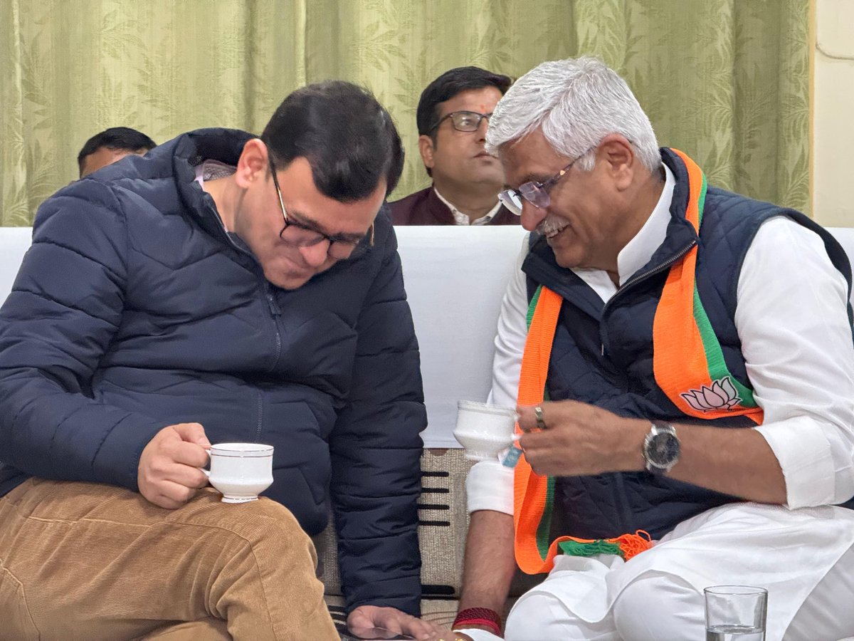 kunwarraghav's tweet photo. ऊर्जावान, कुशल वक्ता और भाजपा के लिए राजस्थान में संकट काल के योद्धा रहे @gssjodhpur को जन्मदिन की ढेरों शुभकामनाएँ ।अभी भी राजस्थान में उनके समर्थकों को इंतज़ार है कि आलाकमान उनका अच्छा उपयोग कर कोई महत्ती जिम्मेदारी देगा । प्रदेश में वैसे भी जीते हुए सक्रिय राजपूत नेताओं में हाल फिलहाल सबसे सहज कनेक्टिविटी वाले राजपूत नेता के तौर पर भी उनकी चर्चा है । शेखावाटी से जाकर मारवाड़ की सियासत में अपनी पैठ जमाने वाले गजेंद्र सिंह शेखावत का राजनीतिक सफर पहले भी बहुत उतार चढ़ाव वाला रहा है । 
आज तो वे केन्��्र में कैबिनेट मंत्री है और शाह के सिपहसलारों में से एक । बावजूद उसके उन्हें भी सेंटर पोजिशन का इंतज़ार है । 
#happybirthday #laxmanraghav
