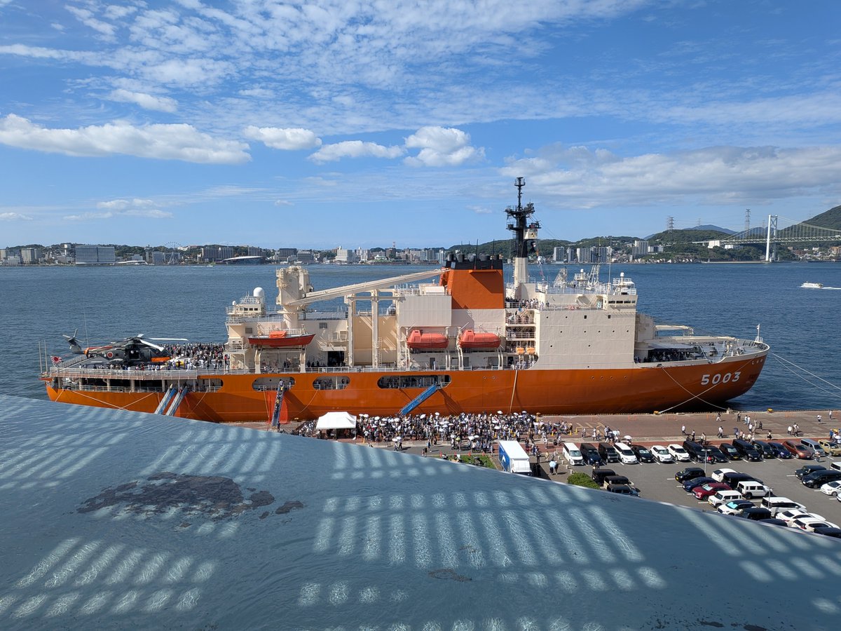 Len_Litvyak's tweet photo. 門司港まで砕氷艦しらせを見に行ってきた。列に並んでから乗艦までは1時間くらいで、艦内もずっと列を成している感じでした。 https://t.co/XBZ0QmjVhu