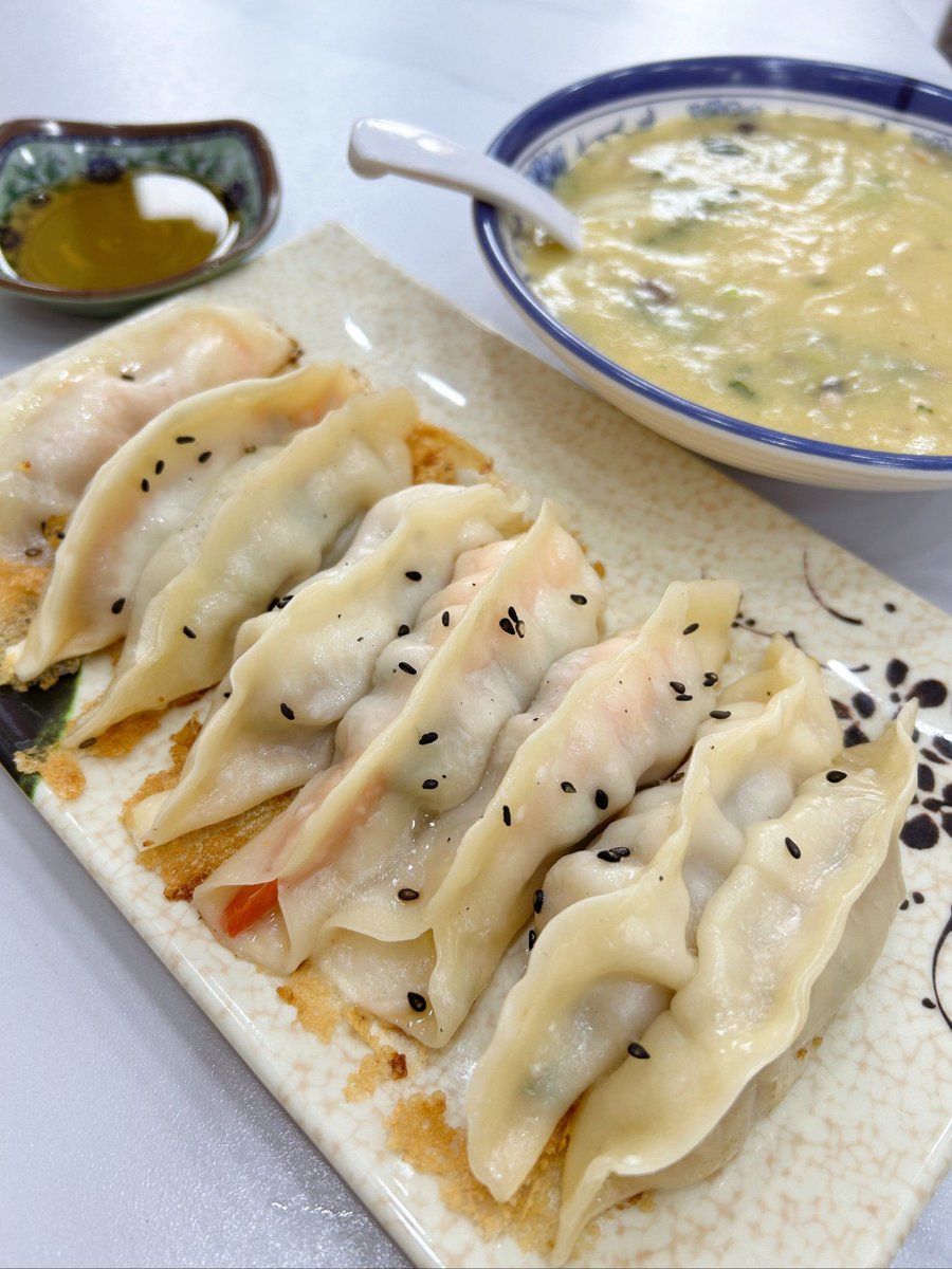 ChristianTgmnx's tweet photo. Late-night snack run = warm on the inside. Bite of pan-fried pork dumplings + hot miso soup Perfect. #MidnightEats， https://t.co/QOAXpPui0t