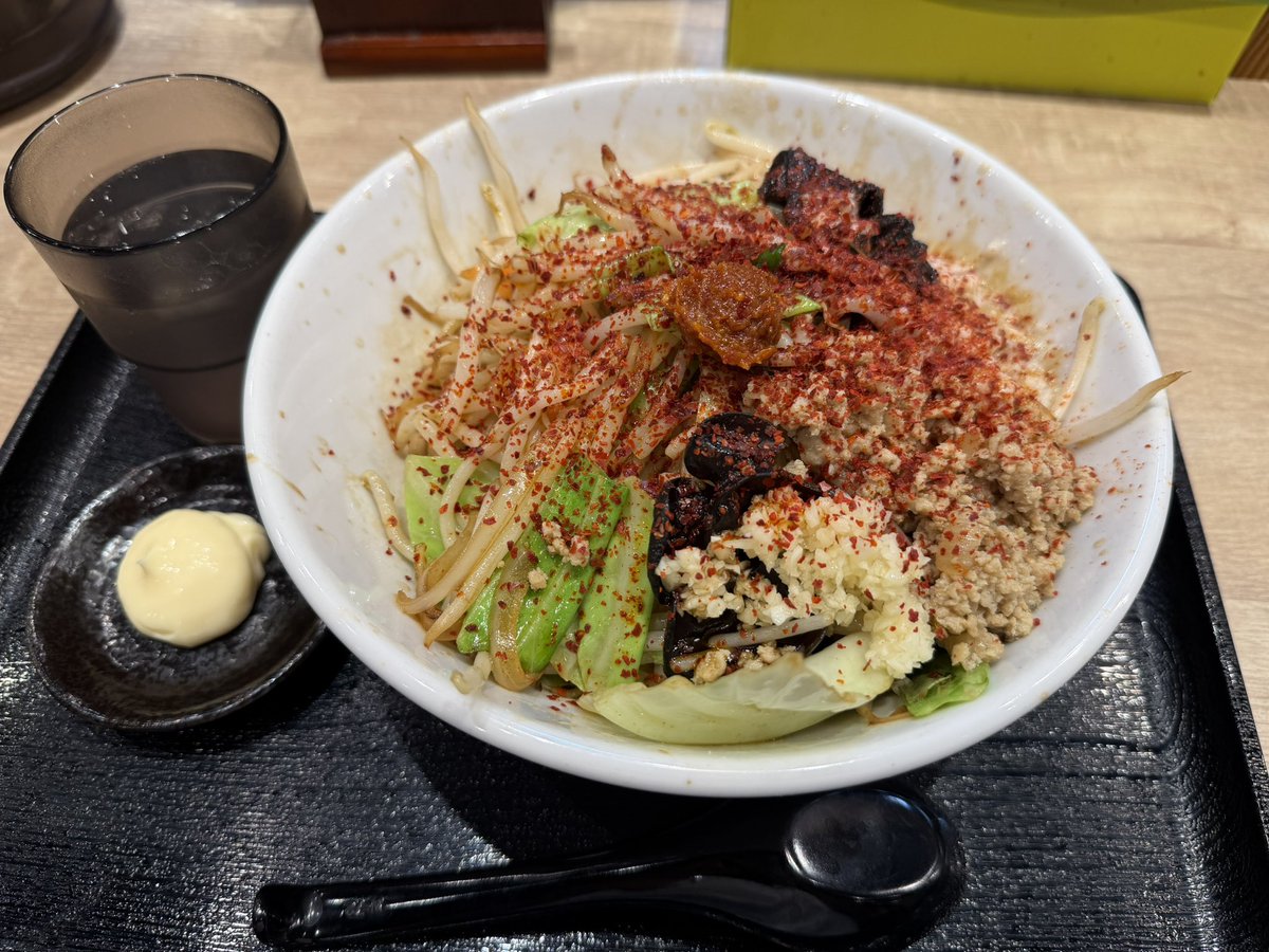 wononegie's tweet photo. 先日、小山の寅ジローに行きまして、念願の「辛ベジそ��」を食べました

「ベジまぜそば」は前に食べたのだけど、期間が終わっちゃってコチラは食べられずで…

辛いのがかかってるどうかの違いだと思いますが、コチラも美味しかったです

すごく辛いわけではないから、辛いのが苦手な人もいけるかも？ https://t.co/7U4x91wLq4