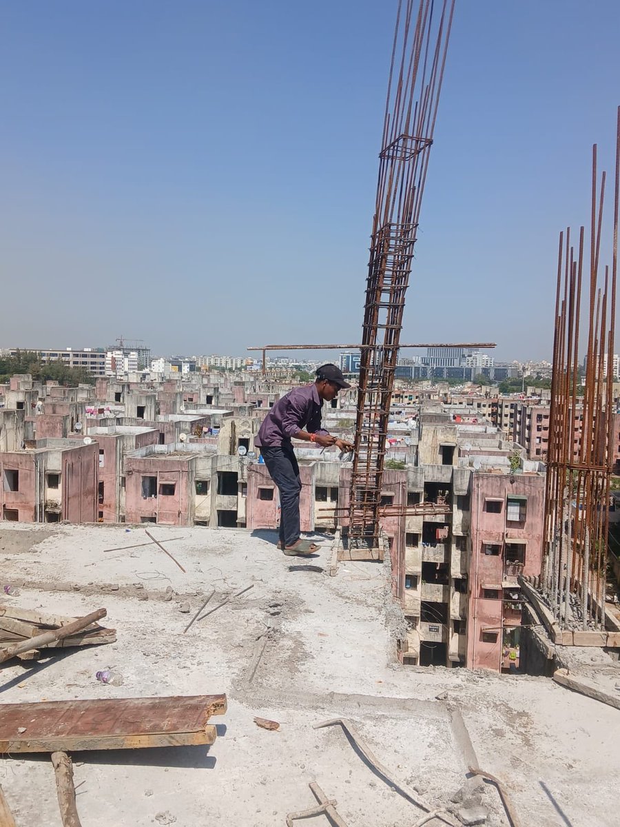 vmc_affordable's tweet photo. પ્રધાનમંત્રી આવાસ યોજના અંતર્ગત અટલાદરા રે.સ. નં ૫૮૫ ખાતે નવિન બનનાર ૧૯૦૦ આવાસોના કામે બ્લોક 2માં સ્લેબ/ બીમ, કોલમના શટરીંગ લગાડવાની કામગીરી, સ્ટીલ બાંધવાની કામગીરી  પ્રગતિમાં છે. https://t.co/CS4BbwhDwT