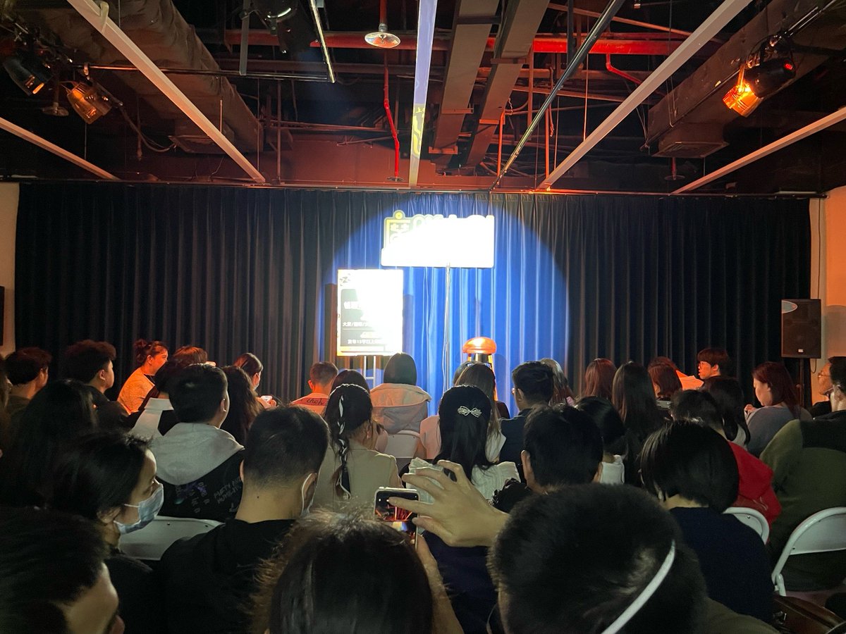 Miramilwar3svz's tweet photo. Hoy en vivo desde el club de comedia! Acabo de recordar que mi abuela aún me culpa por romper su maceta de rosas a los 7 aos. No, no fue el gato, sí fue yo. https://t.co/44Znn8asa6