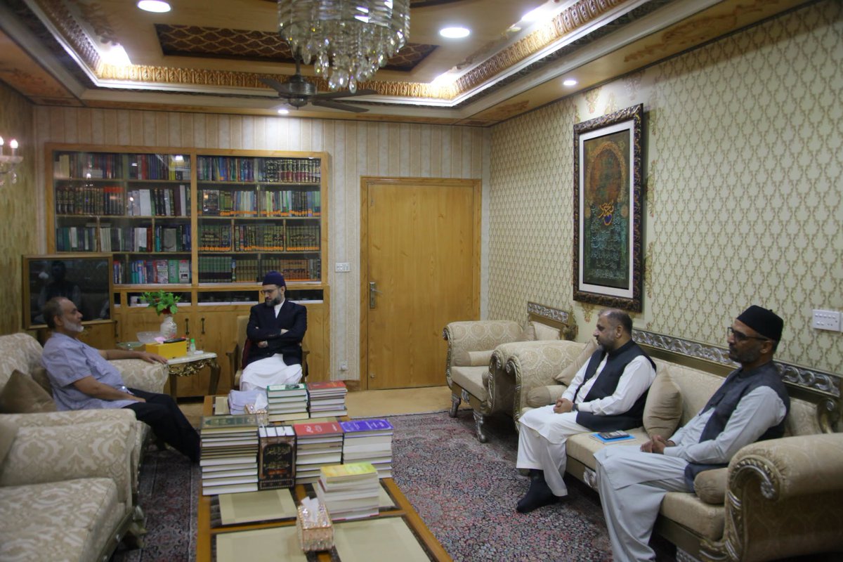 DrHassanQadri's tweet photo. لاہور: چیئرمین سپریم کونسل منہاج القرآن انٹرنیشنل پروفیسر ڈاکٹر حسن محی الدین قادری سے معروف اسلامی اسکالر، مؤرخ، کمیونٹی لیڈر اور سیکرٹری جنرل فقہ کونسل آف نارتھ امریکہ (FCNA) ڈاکٹر ذوالفقار علی شاہ نے ان کی رہائش گاہ القادریہ، ماڈل ٹاؤن لاہور میں ملاقات کی۔ چیئرمین سپریم کونسل نے ڈاکٹر ذوالفقار علی شاہ کی لاہور آمد پر خیرمقدم کیا اور انہیں منہاج القرآن انٹرنیشنل کے مختلف شعبہ جات اور عالمی خدمات کے حوالے سے بریفنگ دی۔

اس موقع پر پروفیسر ڈاکٹر حسن محی الدین قادری نے شیخ الاسلام پروفیسر ڈاکٹر محمد طاہرالقادری دامت برکاتہم العالیہ، صدر منہاج القرآن انٹرنیشنل پروفیسر ڈاکٹر حسین محی الدین قادری، شیخ حماد مصطفیٰ المدنی القادری اور اپنی تصنیف کردہ کتب ڈاکٹر ذوالفقار علی شاہ کو بطور تحفہ پیش کیں۔
ڈاکٹر ذوالفقار علی شاہ نے شیخ الاسلام ڈاکٹر محمد طاہرالقادری کی علمی و دینی خدمات اور منہاج القرآن انٹرنیشنل کے دنیا بھر میں پھیلے ہوئے عالمی نیٹ ورک کو خراجِ تحسین پیش کیا۔ انہوں نے بالخصوص عالمِ مغرب میں اسلام کے حقیقی تشخص کے دفاع، اسلامی تعلیمات کے فروغ اور بین المذاہب ہم آہنگی کے لیے منہاج القرآن انٹرنیشنل کی خدمات کو سراہا۔

اس موقع پر ڈاکٹر محمد فاروق رانا، کرنل (ر) خالد جاوید اور قاضی فیض الاسلام بھی موجود تھے۔