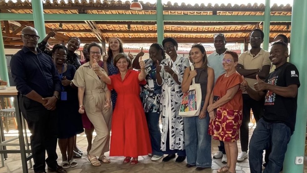 franceauburundi's tweet photo. À son arrivée au 🇧🇮, l’Ambassadrice a rencontré les collaborateurs de l’Équipe 🇫🇷: Ambassade, AFD, IFB,EFB, Campus 🇫🇷 et Alliance Française. Un échange pour partager les priorités de l’action de la France et renforcer la coordination au service de la relation franco-burundaise. https://t.co/pCgE3tuVMa