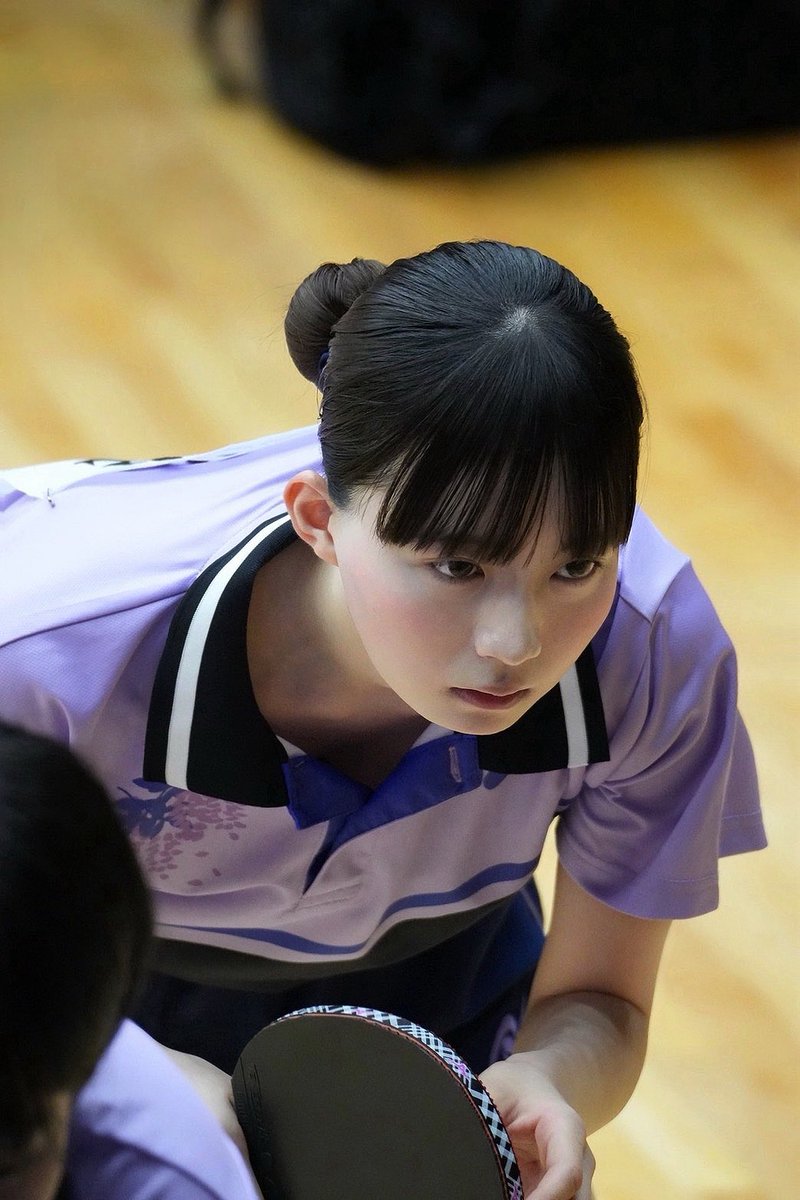 hina_ii211's tweet photo. いつも応援してくださっている皆さんへ。

大学4年間で競技生活を終え、選手として一区切りをつけました。

卓球を始めて10年間、応援してくださった皆さん、本当にありがとうございました。

私は中学から卓球を始め、決して早いスタートではありませんでしたが、ここまで続けてこられたのは、いつもそばで応援してくださった方々のおかげです。

楽しい時もあれば、思うようにいかず苦しい時期もありました。
卓球と出会ってから、たくさん笑って、悩んで、迷って、たくさんの仲間にも出会いました。

振り返ると、嬉しかったことも、悔しかったことも、すべてが大切な思い出です。
10年間、卓球を通してたくさんの経験をさせてもらい、たくさんの方々に出会えたことに心から感謝しています。

大学に入った時から、4年間やり切ったら競技生活を終えると決めていました。
最後まで自分で決めた道を走りきれたことを、今は嬉しく思っています。

選手としては一区切りとなりますが、これからもさまざまな形で楽しく卓球と関わっていけたらと思っています。

これからも温かく見守り、応援していただけたら嬉しいです。

菊池日菜
