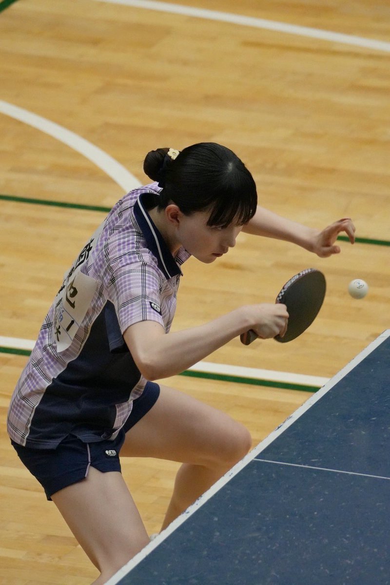 hina_ii211's tweet photo. いつも応援してくださっている皆さんへ。

大学4年間で競技生活を終え、選手として一区切りをつけました。

卓球を始めて10年間、応援してくださった皆さん、本当にありがとうございました。

私は中学から卓球を始め、決して早いスタートではありませんでしたが、ここまで続けてこられたのは、いつもそばで応援してくださった方々のおかげです。

楽しい時もあれば、思うようにいかず苦しい時期もありました。
卓球と出会ってから、たくさん笑って、悩んで、迷って、たくさんの仲間にも出会いました。

振り返ると、嬉しかったことも、悔しかったことも、すべてが大切な思い出です。
10年間、卓球を通してたくさんの経験をさせてもらい、たくさんの方々に出会えたことに心から感謝しています。

大学に入った時から、4年間やり切ったら競技生活を終えると決めていました。
最後まで自分で決めた道を走りきれたことを、今は嬉しく思っています。

選手としては一区切りとなりますが、これからもさまざまな形で楽しく卓球と関わっていけたらと思っています。

これからも温かく見守り、応援していただけたら嬉しいです。

菊池日菜