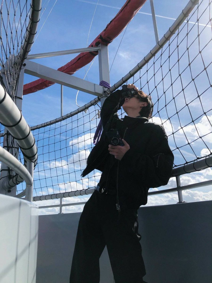 KaeSutti's tweet photo. @TheePopCore WANG YIBO AT LOEWESS27
#WangYibo
#ParisFashionWeek
#LoeweSS27
#LOEWE
#WangYiboPFWSS27xLoewe https://t.co/FP5jpapoNM