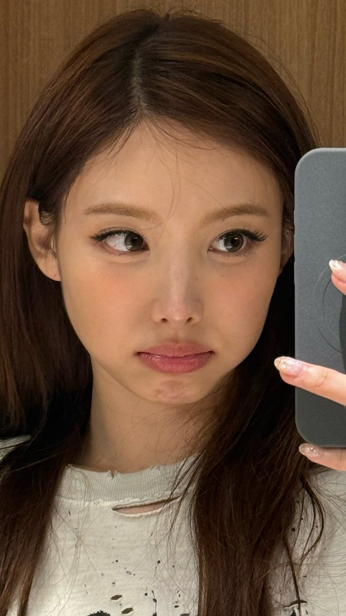 imnayeonarchive's tweet photo. her face card https://t.co/rBmfCpXLVG