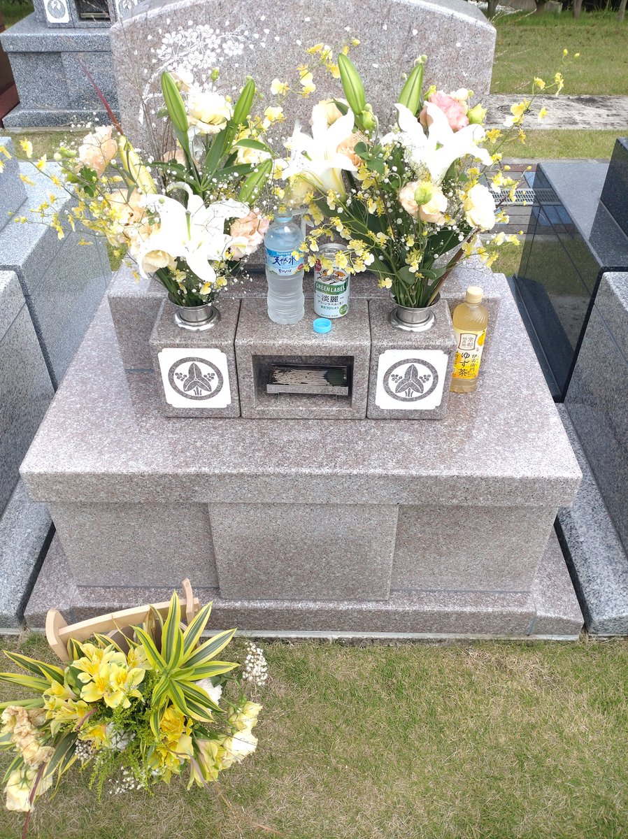 luz__tak's tweet photo. お盆、お彼岸と豪雨だったので不安が募った母の三回忌、待ち望んだ綺麗な秋晴れで1人だけどやれてよかったなぁと嬉しい気持ち。
月並みながら時が経つのは早いなぁと感じます。

穏やかな日々がこれからも続いていきますように、願いを込めて💐 https://t.co/6NepgLvM6v
