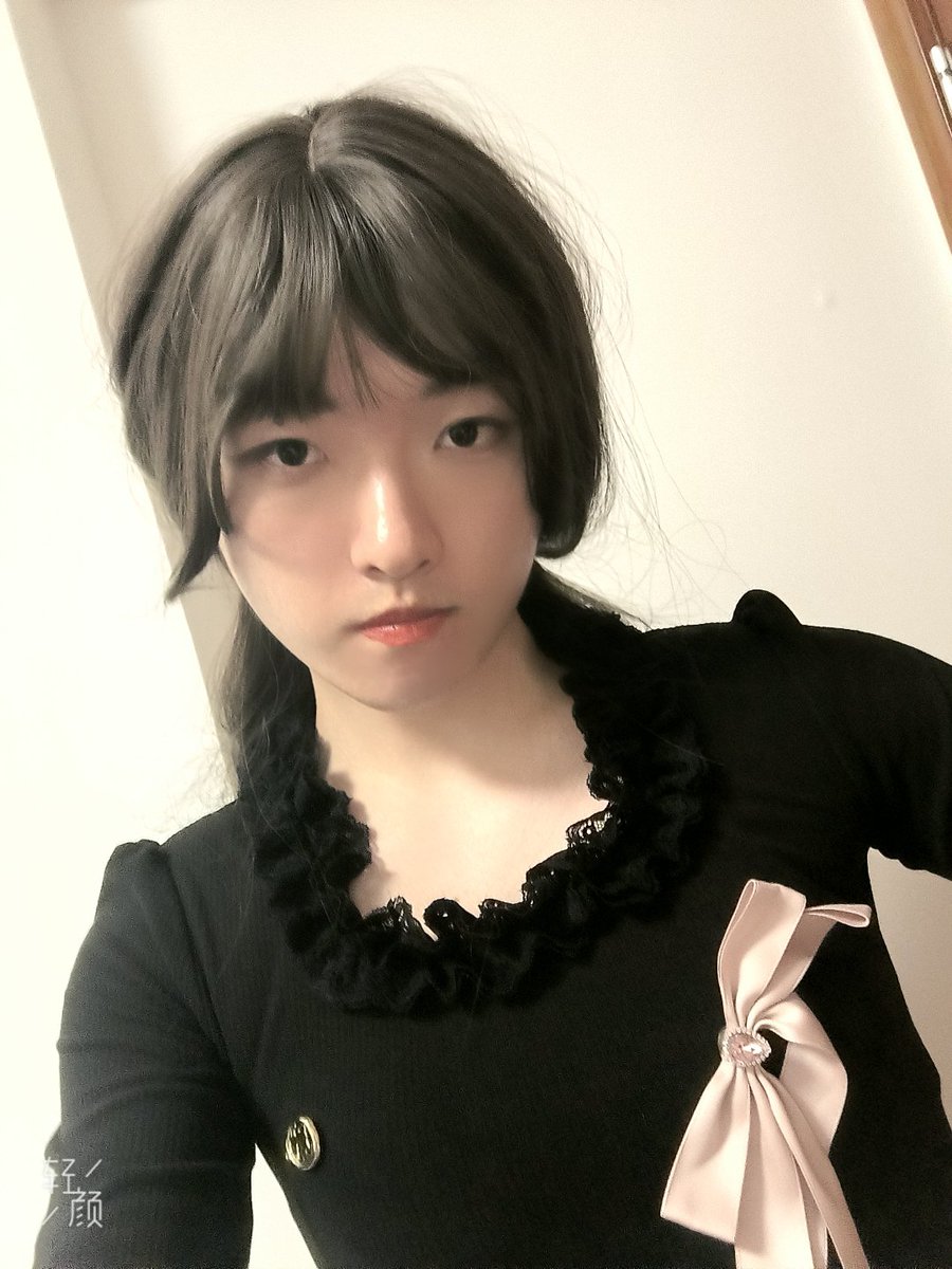 zip5e's tweet photo. #男娘 #反差 #女装 
我与我周旋久，宁作我

小时候总觉得自己不正常，作为男孩为什么会喜欢女生的裙子，每次变装后就很厌恶自己所做的事。现在已经接纳自己了，女装能让我开心，这就够了。 https://t.co/F9J5XSxNud