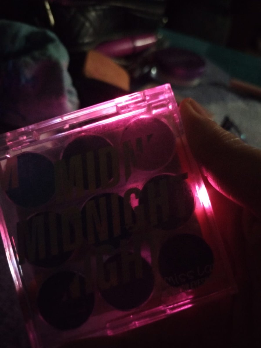 Solcitoemi24's tweet photo. Miren mi paleta de sombras https://t.co/UJYEhYBzg7