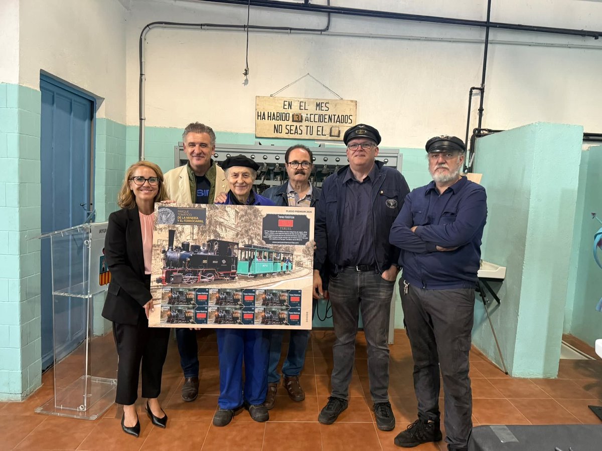 culturadetren's tweet photo. Ayer en el Pozo Santa Bárbara de Utrillas, @Correos presentó su edición de sellos de Trenes Históricos, esta vez dedicado a la locomotora Hulla del Tren Minero de Utrillas en @UtrillasMinero, en presencia voluntarios de @AZAFT que mantienen en este ferrocarril histórico https://t.co/KYVPB1nVaZ