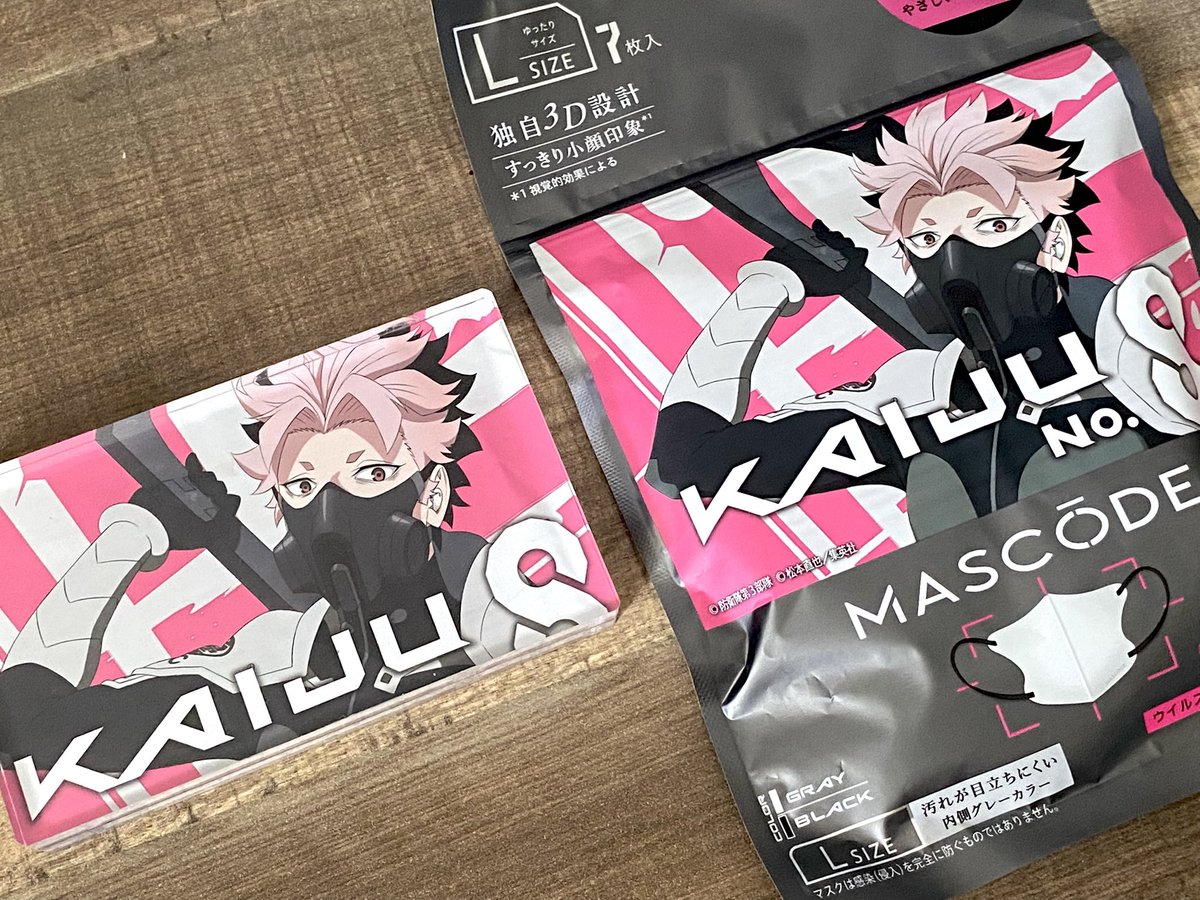 SekaijuNo8's tweet photo. 怪8マスクのパッケージをアクリル板に挟んでテープで止めただけだけどいい感じ😚
犬猿リバーシブル✨
サイズの関係上8が切れちゃうのは仕方ないかぁ〜と諦めてたら厚みへのリフレクションで8が復活してて神だった😇 https://t.co/IOlGpLayWN