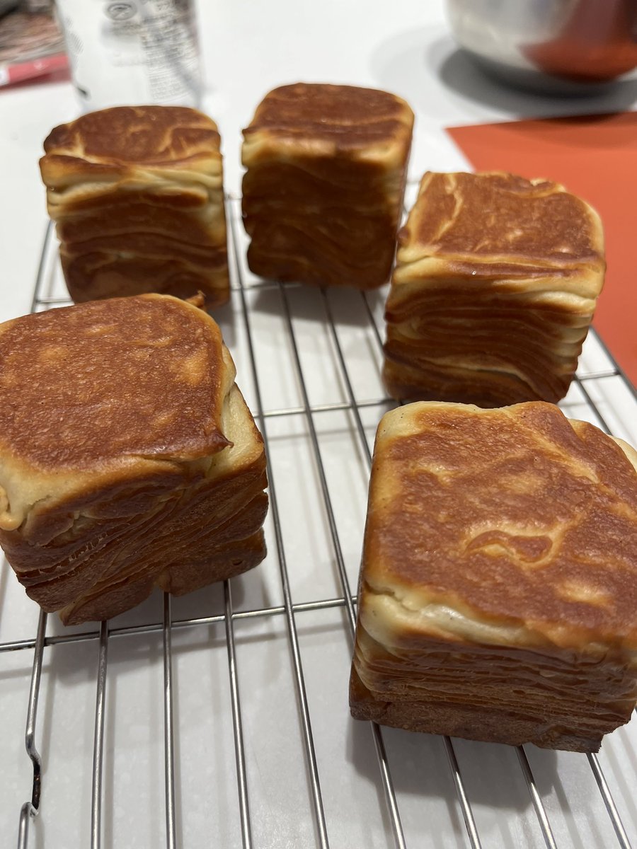 tomo__ka's tweet photo. 今日はパンのレッスンも！
ミルフィーユパン🍞写真ではこんな感じにはがして食べれるらしい🤭 https://t.co/jbgdi1axyA