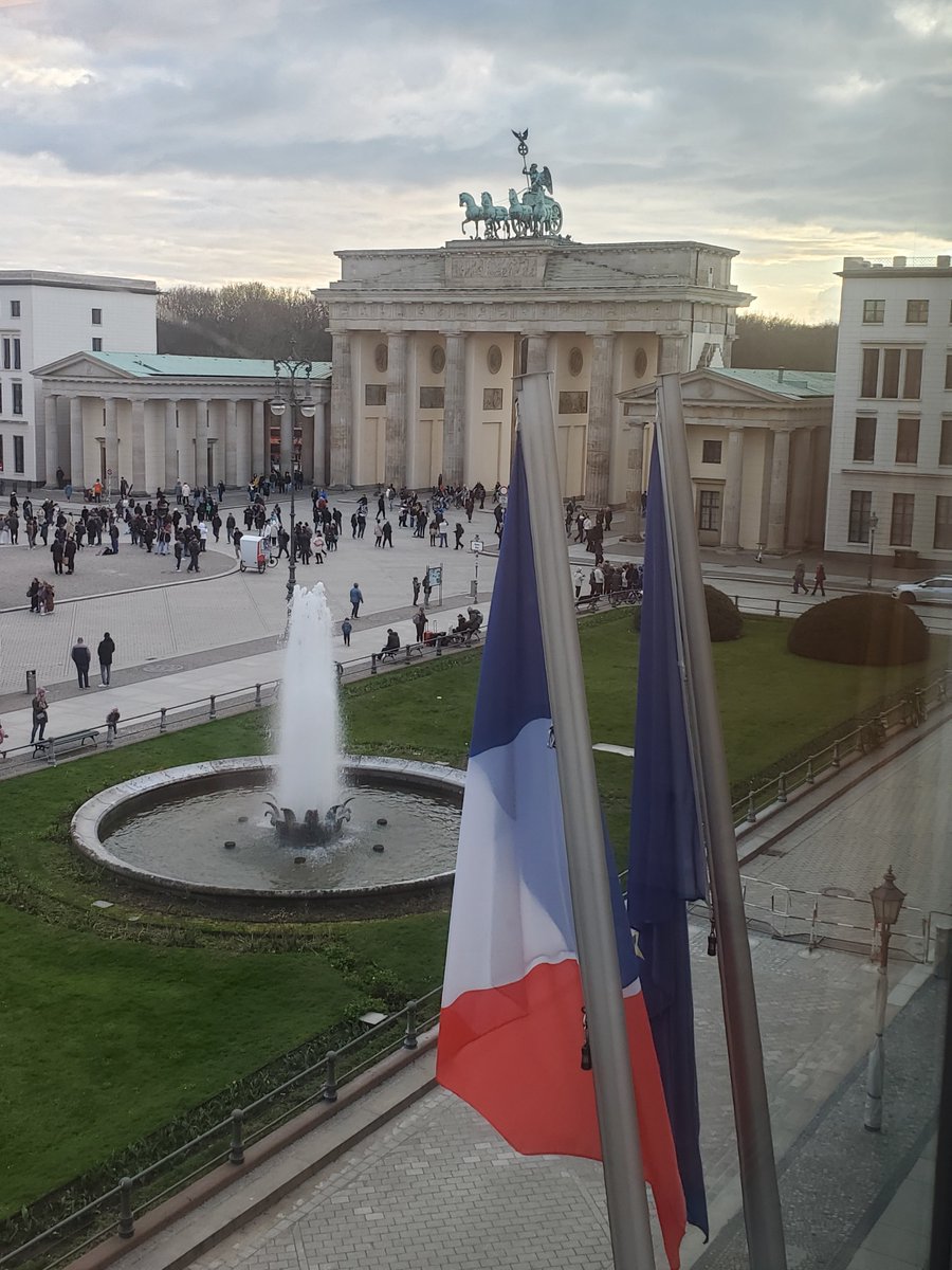 Amb_Delattre's tweet photo. Ich wünsche allen meinen 🇩🇪Freunden einen schönen #TagDerDeutschenEinheit. Ich habe die Wiedervereinigung als junger Diplomat an der 🇫🇷 Botschaft in Bonn miterlebt, und dieser Tag bedeutet mir auch persönlich und im Hinblick auf die 🇫🇷-🇩🇪 Freundschaft sehr viel. https://t.co/gAPajU8HkI