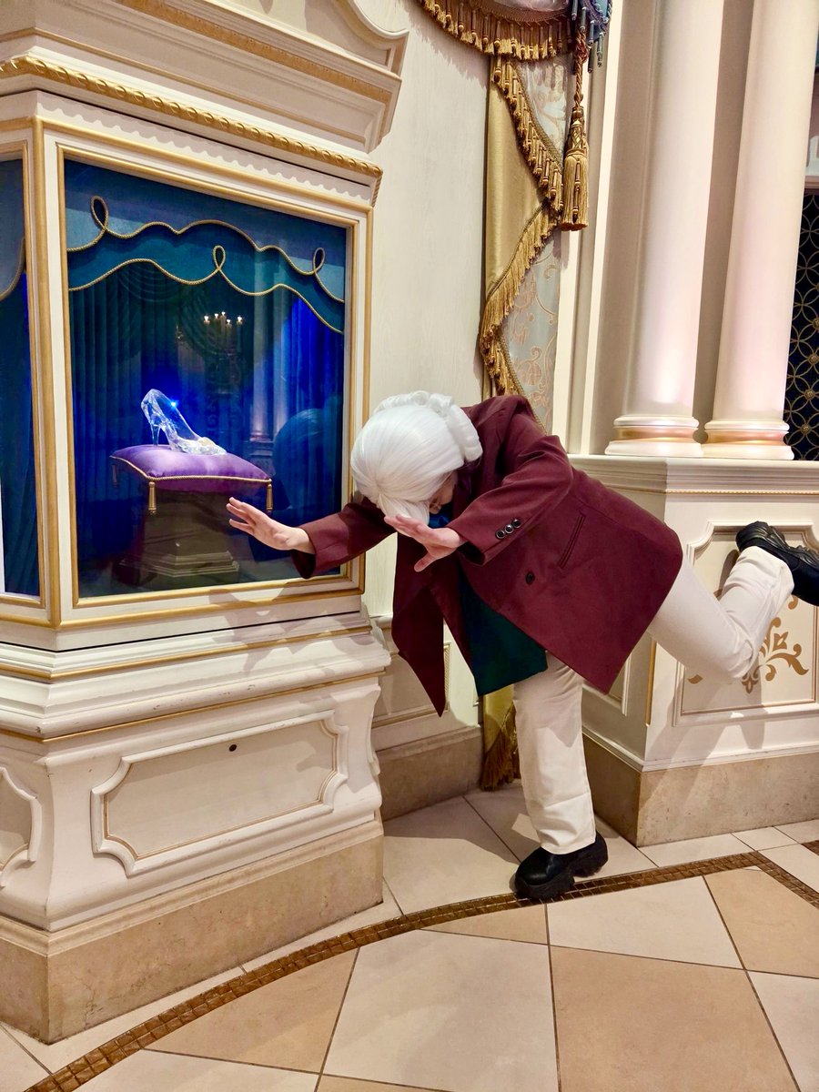 bb_9ueen_d_p's tweet photo. #Dハロ仮装2026 

🥸「さぁ、お嬢さんどうぞ」
🧑‍🦳「🫴👠💨」

👩‍🦱🦶💥🧑‍🦳👠ｶﾞｼｬｰﾝ https://t.co/teYolcqc5K