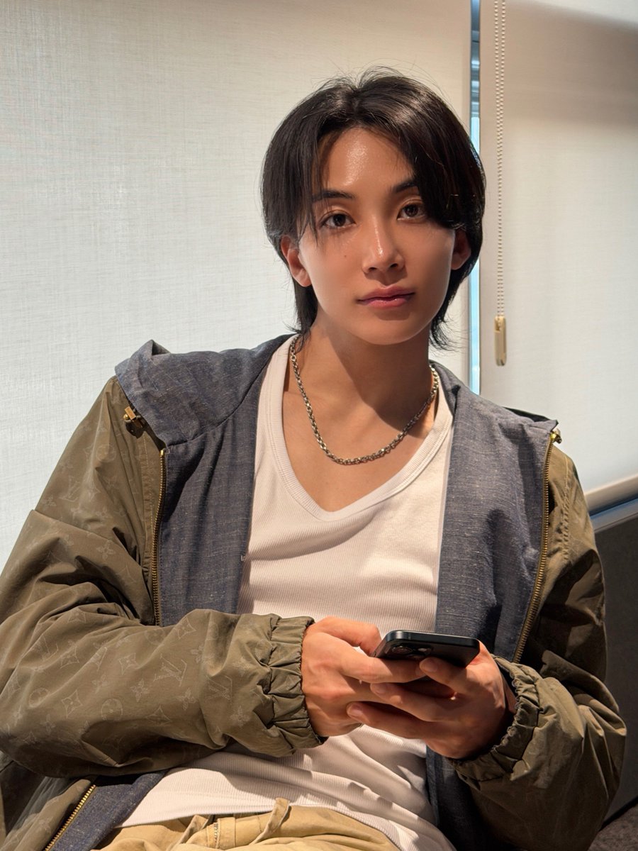 95jhtroz's tweet photo. it’s always the “maldita” look of jeonghan 😮‍💨 https://t.co/l9QqWpRAs3