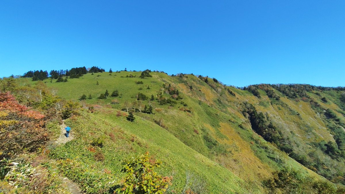 solarcoaster_sr's tweet photo. 野反湖から見る草津白根山～四阿山～浅間山方面

体感2ヶ月振りの快晴！涼しい！
空気がうんまい！ https://t.co/378tTLcXKq