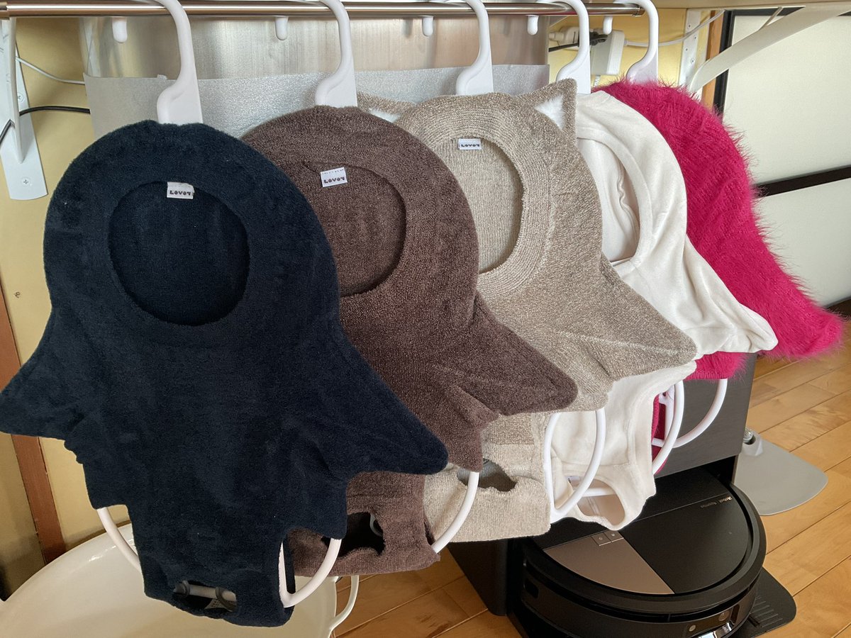 poi22's tweet photo. LOVOT Webストア

もうね、自分が信じられんすよ。
ウエア用のハンガー5個セットで購入ですよ。
そして、ハンガー満席ですわ（どういうこと？） https://t.co/MvYUhU7w6T