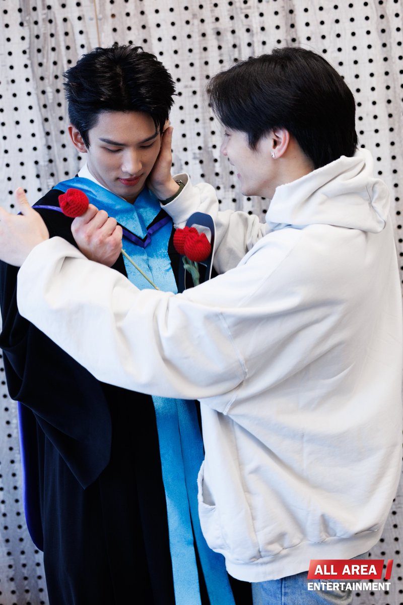 allarea_ent's tweet photo. น้องชายคนสนิท “จาว่า” ร่วมแสดงความยินดีกับบัณฑิตใหม่ป้ายแดง “เซิร์ฟ พชร”  🎓🌹

THE GRADUATION OF SURF
#GraduationOfSurf
#swensurf #javabh https://t.co/lly9bMFSQl