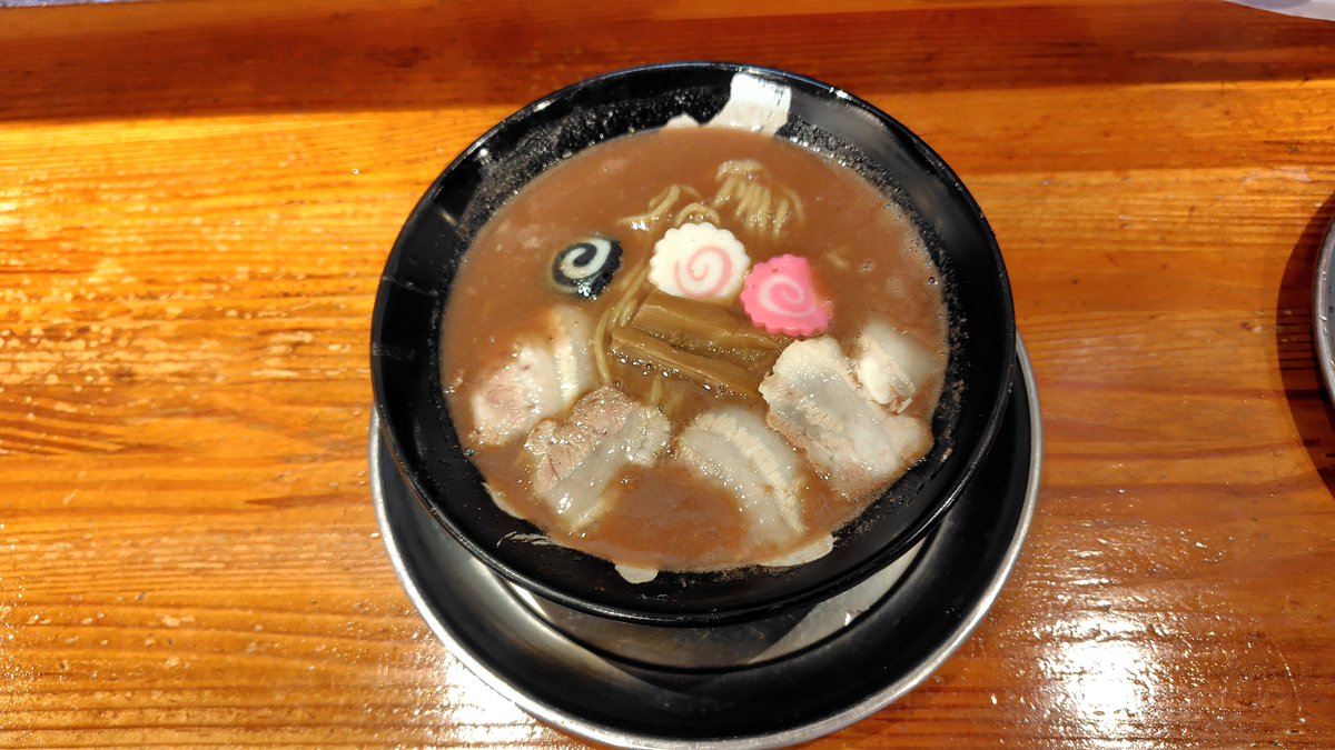 lermenist's tweet photo. 本日のデ部活は、石の上にも三年@霧島市にて豚骨つけ麺&amp;豚骨ラーメン＋炙りチャーシューをシェア
無鉄砲創業者、赤迫さんが自ら麺上げする5月開業の新店
もう、すっかり忘れられた存在かと思ったら、しっかり覚えててくれてた
ひと口食べただけで赤迫さんのスープだーって懐かしさと旨さが口に広がる https://t.co/3ILrquLGcf