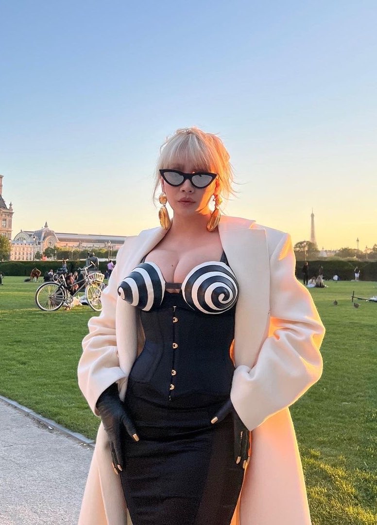 gzbstoriez's tweet photo. CL with Schiaparelli’s creative director, Daniel Roseberry in Paris for PFW, 2022 https://t.co/GEzNSU2Sex
