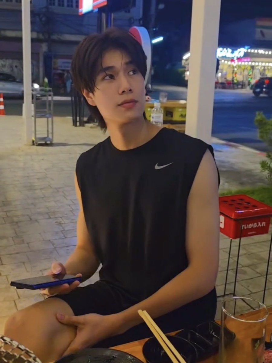 paompam's tweet photo. แต่งตัวเป็น typical gym bro เสื้อไนกี้แขนกุด กางเกงออกกำลังกายขาสั้น คูลมากครับพี่ แต่ภาพรวมดูจากหน้าตาและท่านั่ง = เคะ https://t.co/asUyIJcGk7